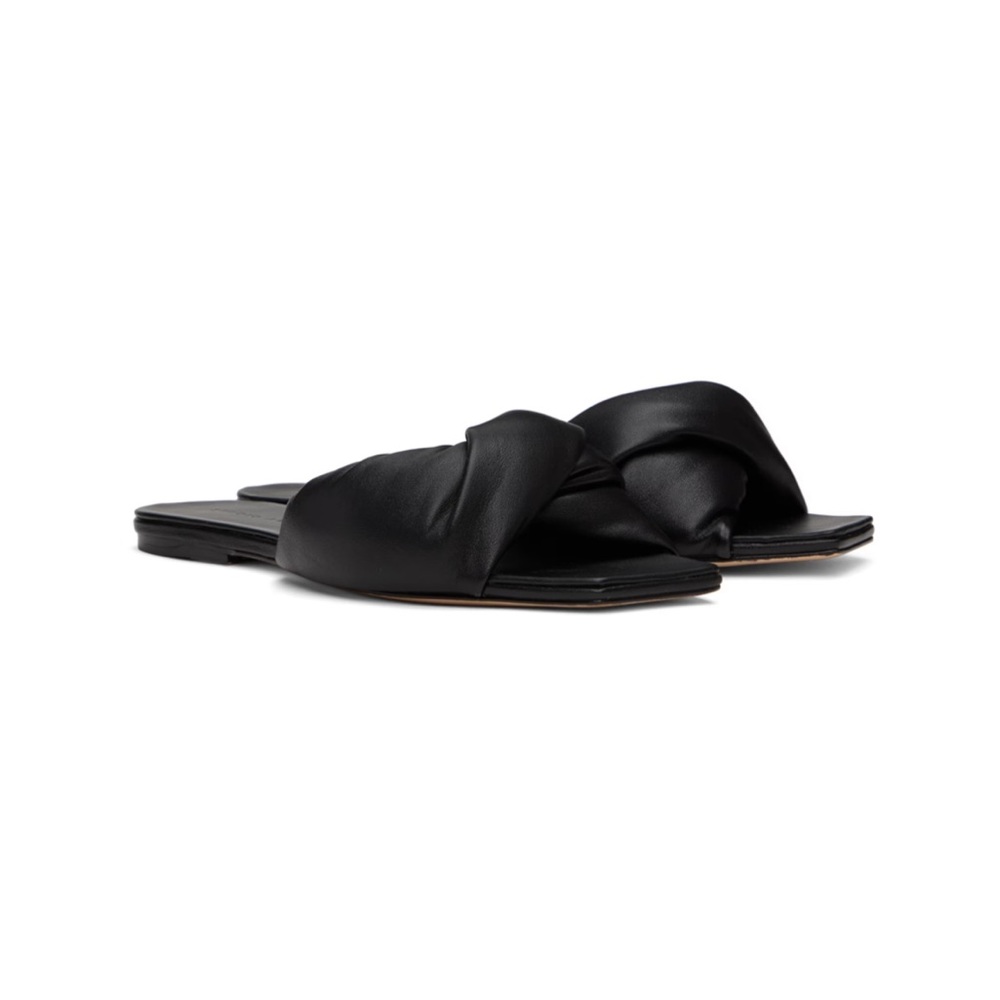 STUDIO AMELIA
Black Twisted Front 10 Flat Sandals